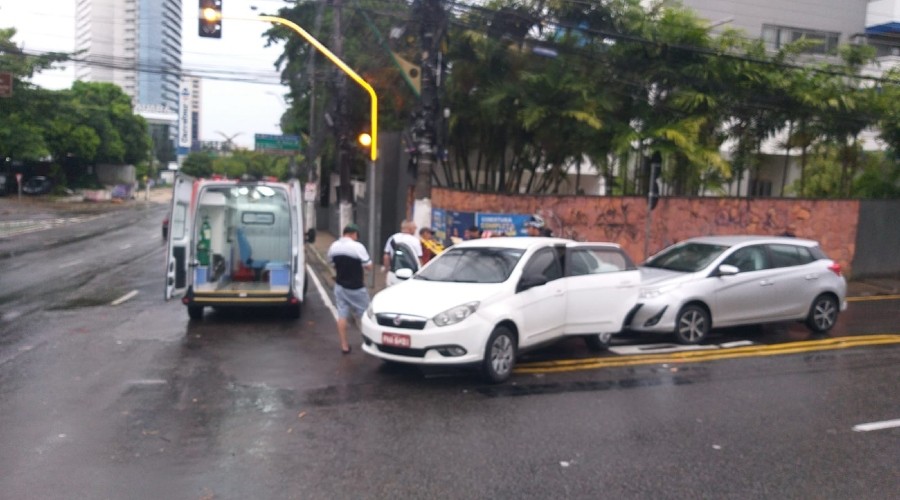 Idoso de 72 anos sem CNH é um dos motoristas envolvidos em acidentes no 1º dia de semáforo em ladeira de Manaus