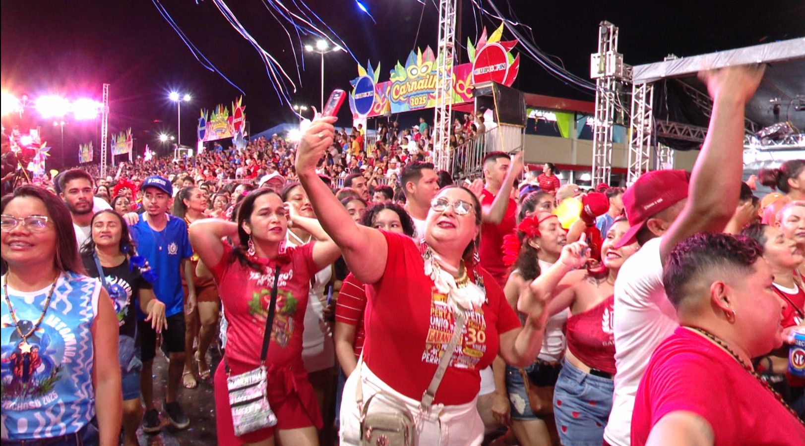 Carnaboi 2025 arrasta mais de 20 mil foliões em Parintins
