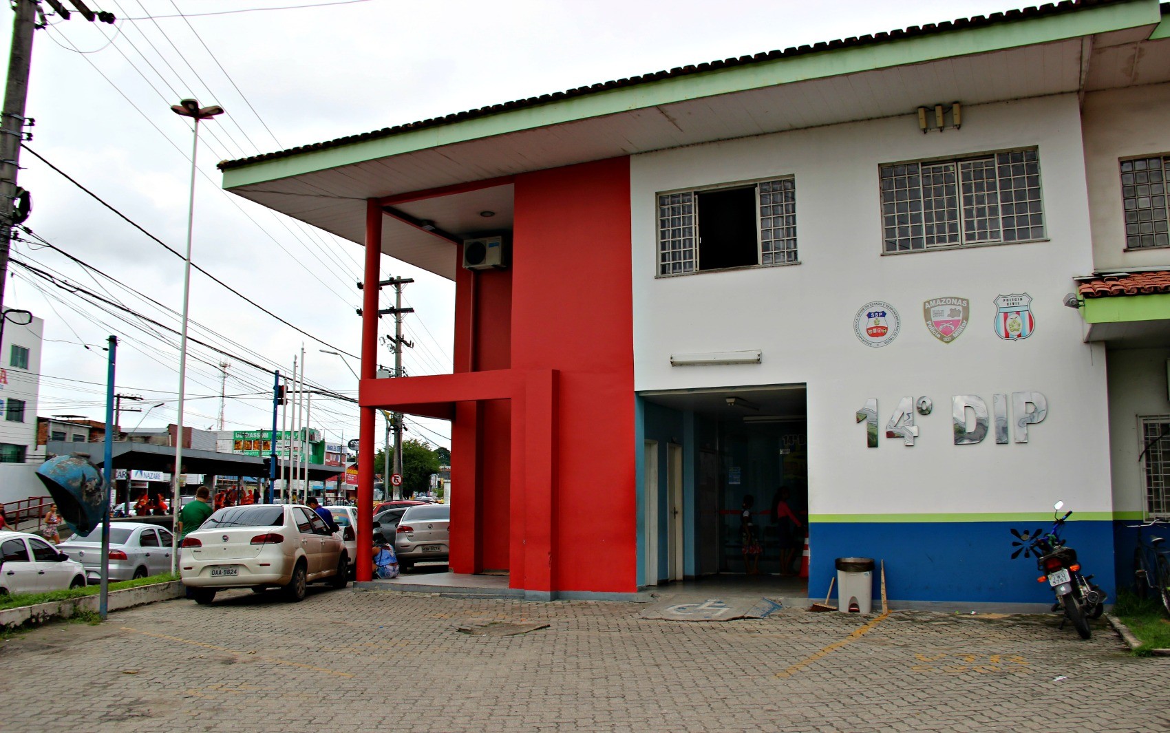 Motorista por aplicativo é rendido por criminosos e obrigado a dirigir durante assaltos em Manaus