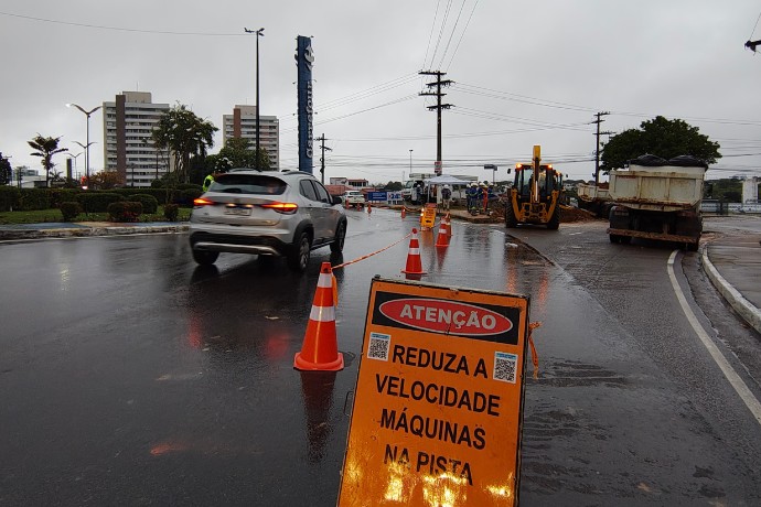 Apagão causa vazamento em tubulação na Avenida Coronel Teixeira, em Manaus