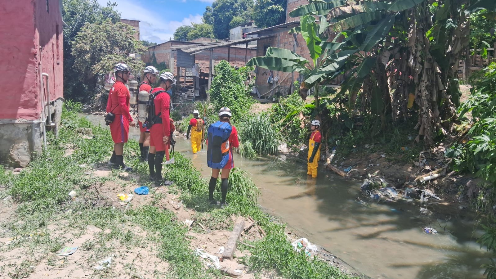 Bombeiros já percorreram 11 km a procura de desaparecido em igarapé de Manaus; buscas chegam ao quarto dia