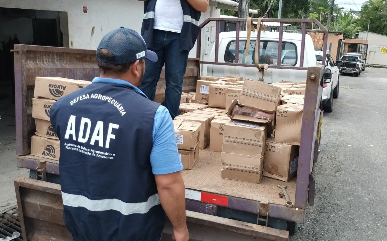 Quase 7 toneladas de alimentos com prazo de validade vencidos são apreendidos em Manaus