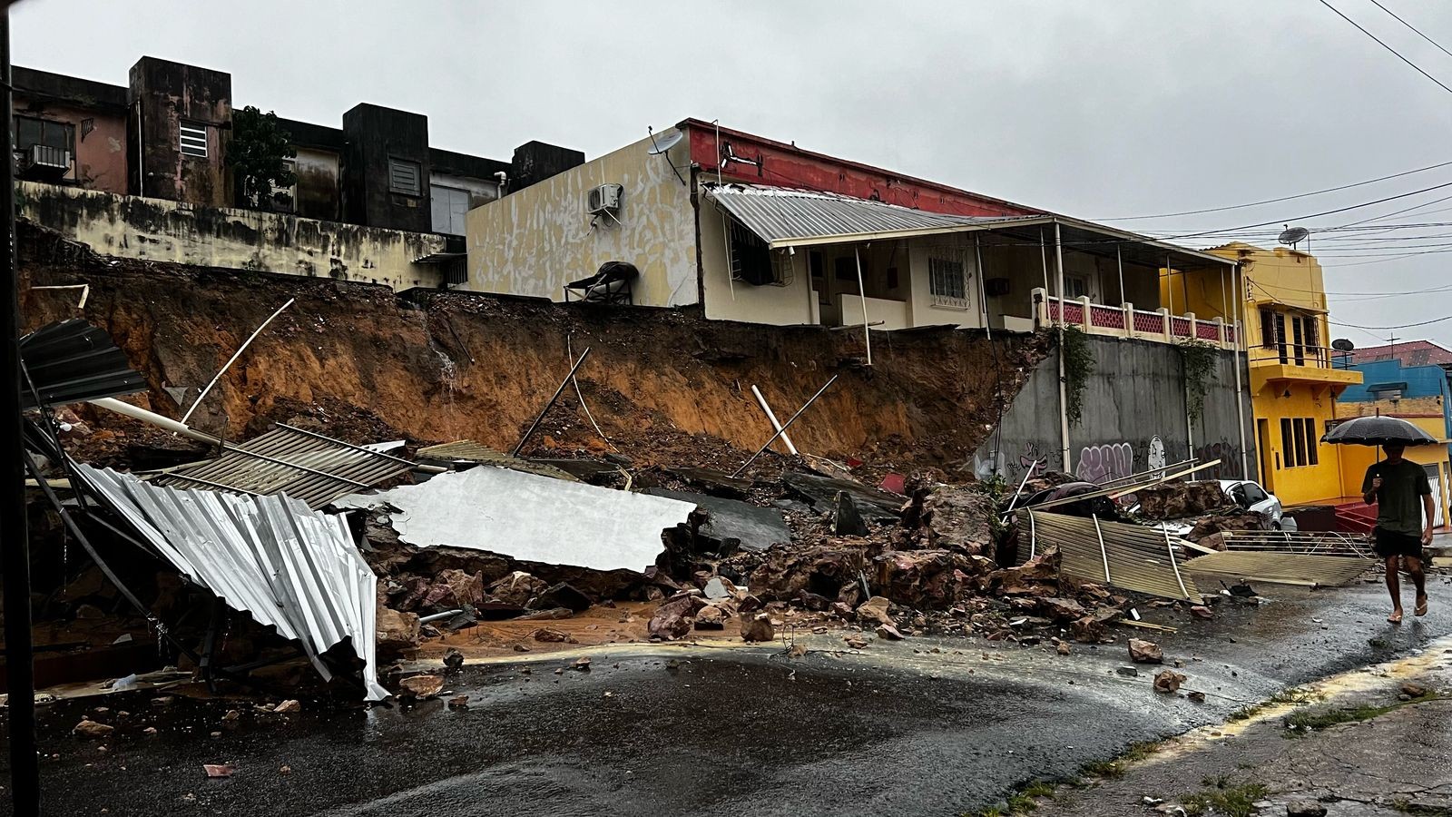 Duas pessoas ficam feridas em festa de aniversário após muro desabar durante chuva em Manaus