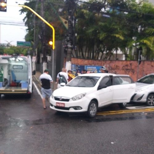 Idoso de 72 anos sem CNH é um dos motoristas envolvidos em acidentes no 1º dia de semáforo em ladeira de Manaus