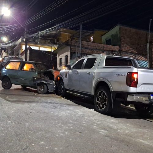 Idoso quebra as duas pernas após colidir carro com pick-up na Zona Oeste de Manaus