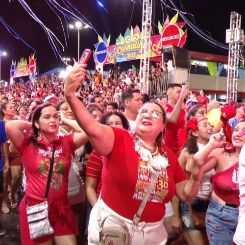 Carnaboi 2025 arrasta mais de 20 mil foliões em Parintins