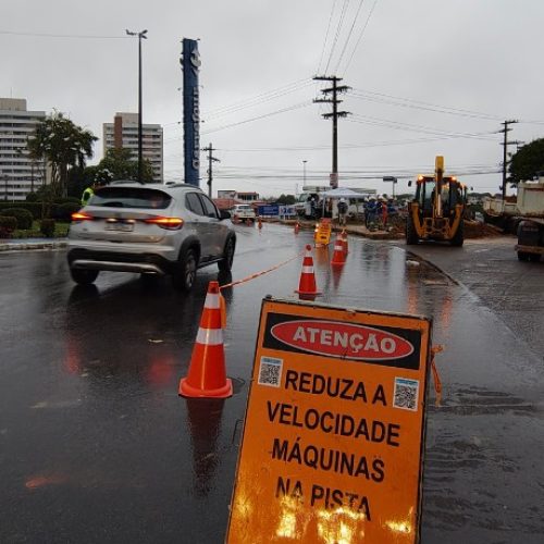 Apagão causa vazamento em tubulação na Avenida Coronel Teixeira, em Manaus