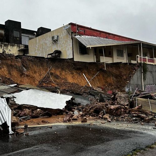 Duas pessoas ficam feridas em festa de aniversário após muro desabar durante chuva em Manaus