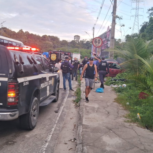 Motorista morre após colisão entre carro e poste na Avenida das Torres em Manaus