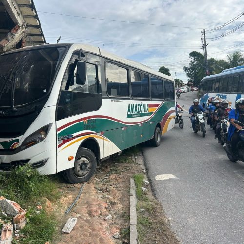 Em menos de 24 horas, mesmo imóvel é atingido duas vezes por veículos pesados na Zona Leste de Manaus; VÍDEO
